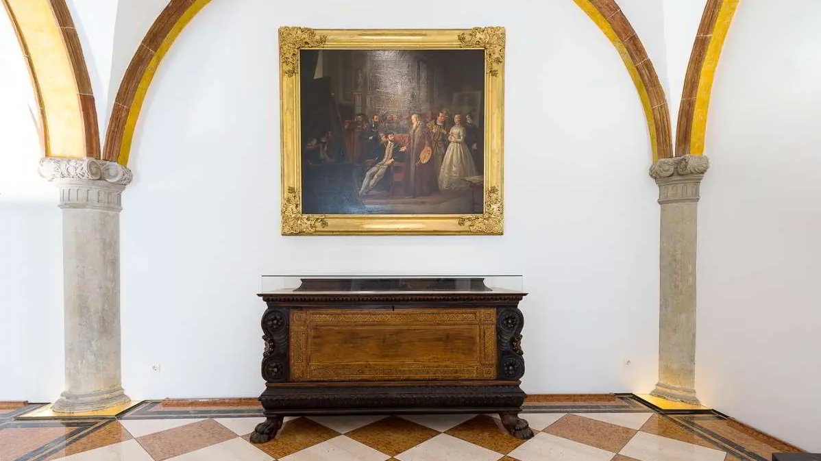 Fürst Fugger Privatbank Fürstenhalle mit einem Bild an der Wand in Goldumrahmt